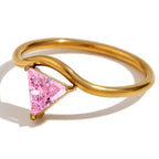 Bague dorée avec pierre de naissance triangulaire octobre