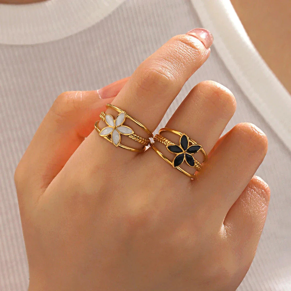 Bague Elégante avec Fleur noir