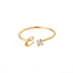 Bague fine pour femme personnalisée avec initiale e