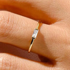 Bague minimaliste avec pierre de naissance rectangulaire pour femme