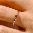 Bague minimaliste avec pierre de naissance rectangulaire pour femme