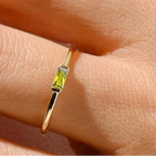 Bague minimaliste avec pierre de naissance rectangulaire pour femme