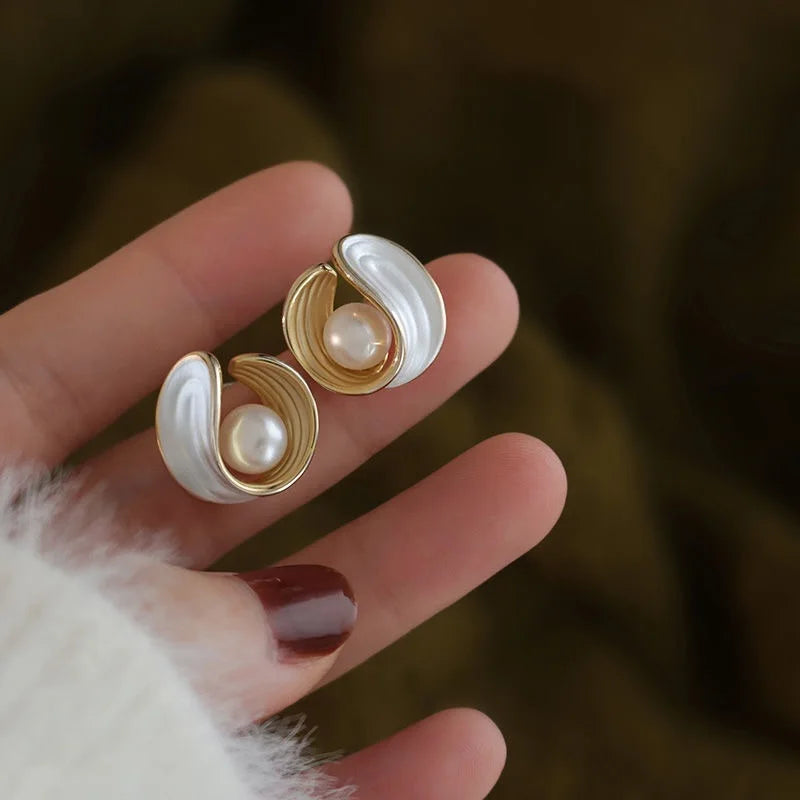 Boucles d'Oreilles Clou en Nacre et Perle Coquillage