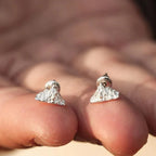 Boucles d'Oreilles Clou Montagnes Argentées


Matière: acier


Couleurs: argent


Taille: 1 cm de diamètre (voir image)


Garanti sans allergène, convient pour homme, femme, garçon ou fille


Produit très travaillé