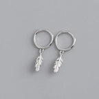 Boucles d'oreilles créoles avec petite plume pendante argent
