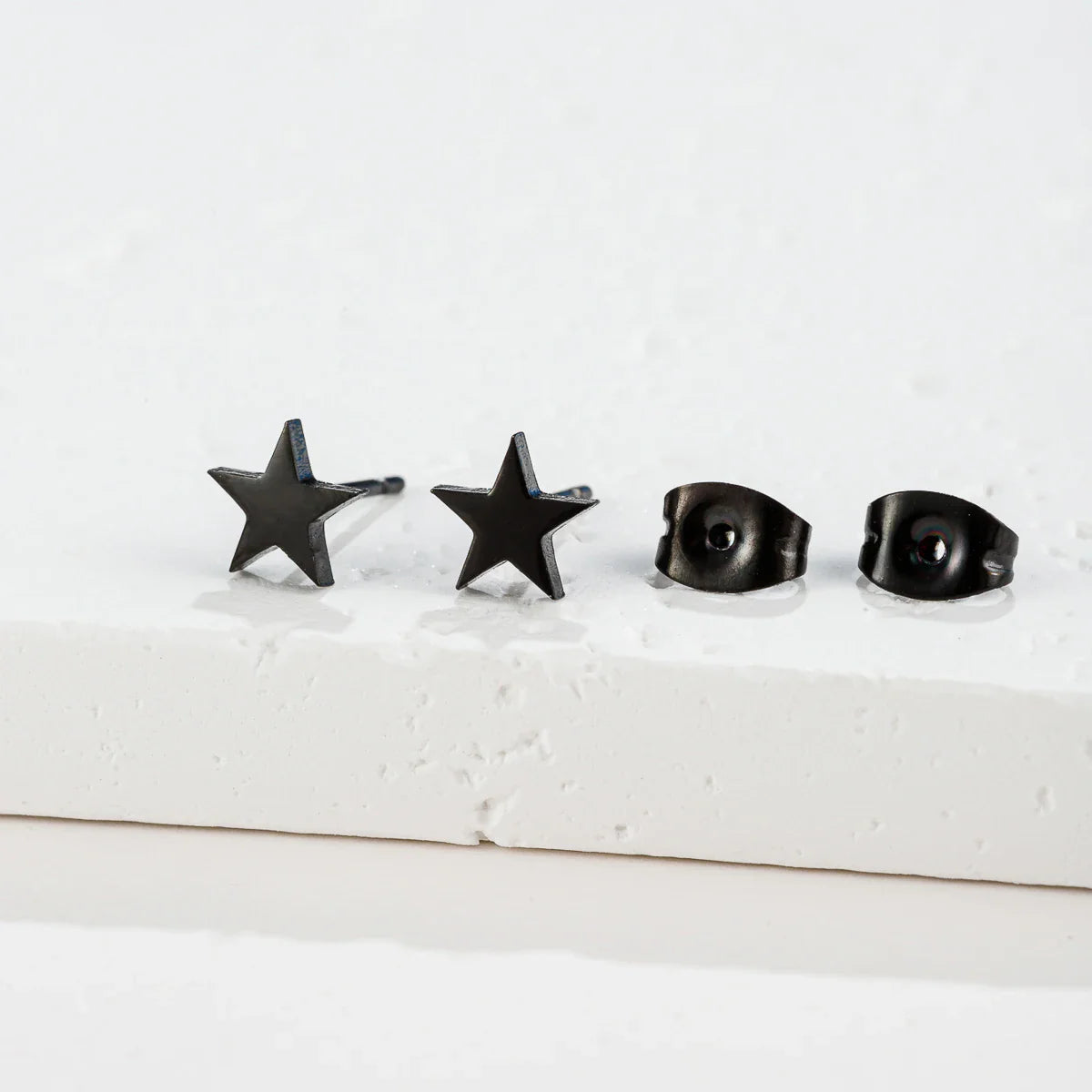 Boucles d'Oreilles Légères Clou Etoile noir