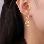 Boucles d'oreilles pendantes avec le symbole de vie Chai sur croissant de lune or