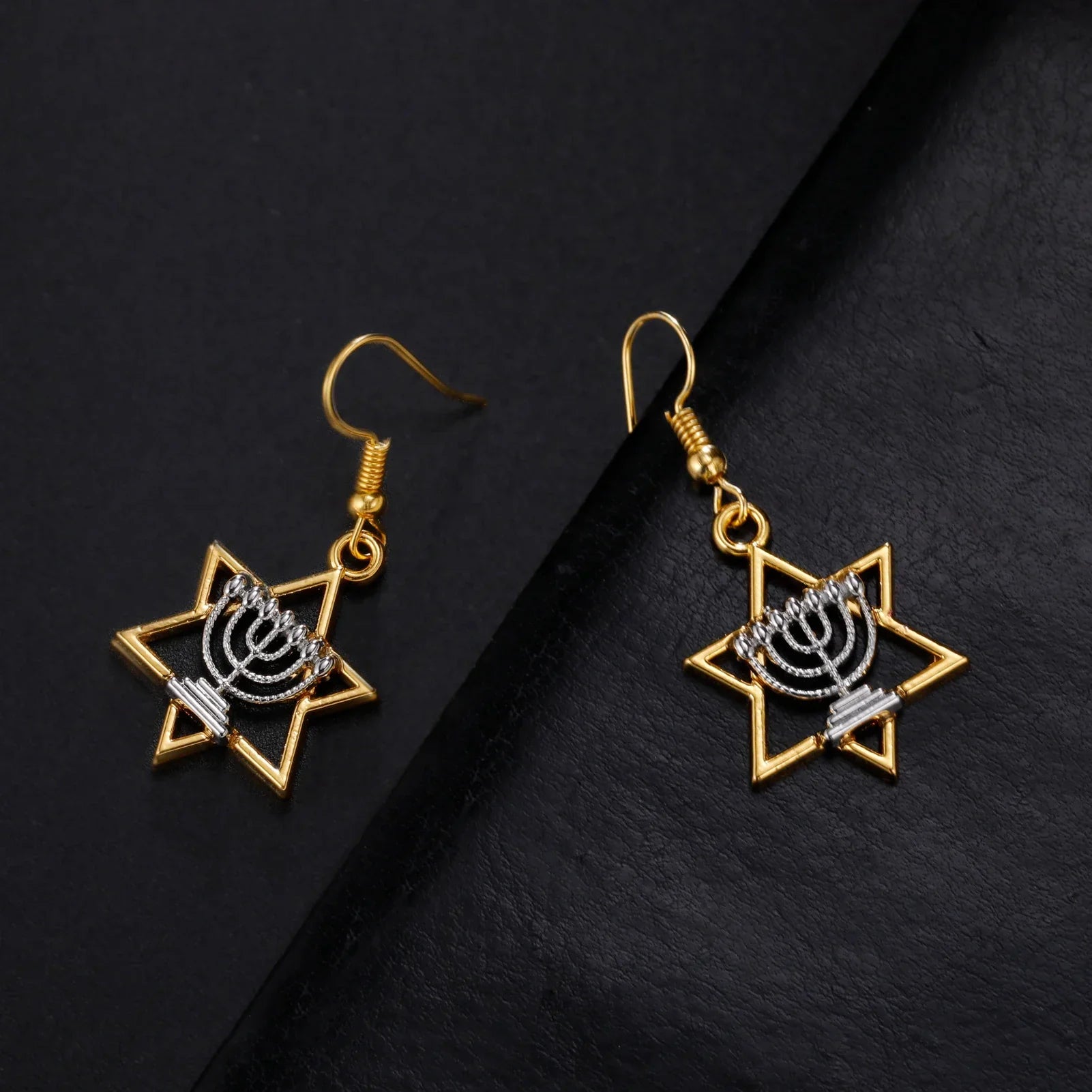 Boucles d'oreilles pendantes avec Menorah et l'étoile de David symboles juifs