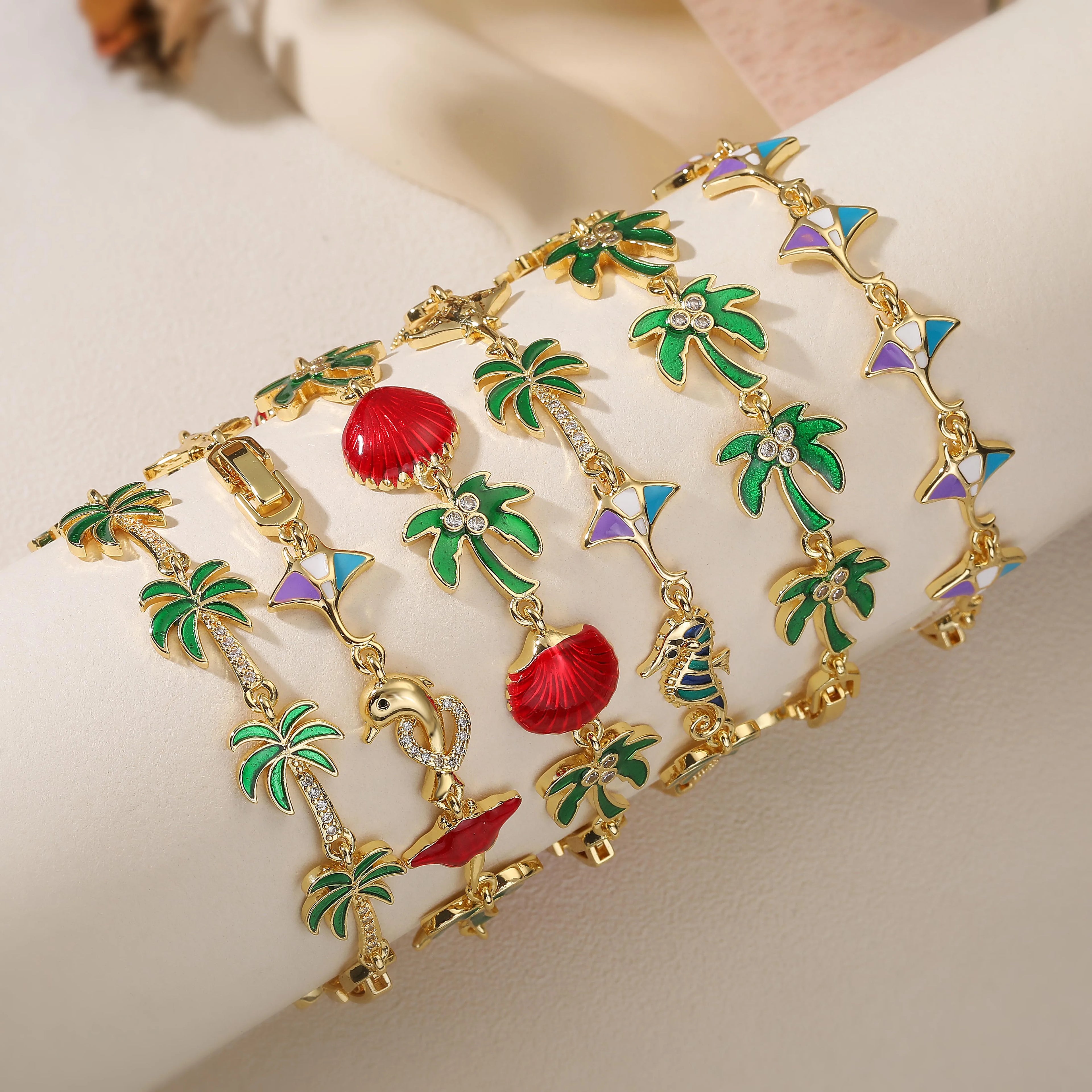 Bracelet avec breloques de palmiers en émail vert