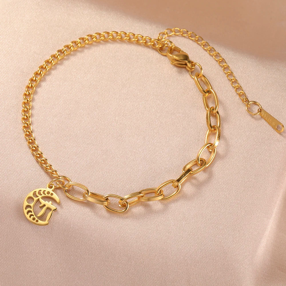 Bracelet avec le symbole juif de protection Chai sur croissant de lune or