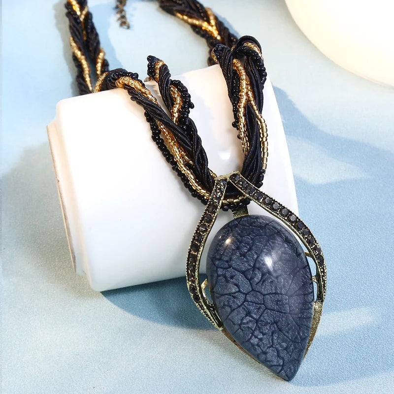 Collier avec Grand Pendentif de Style Ethnique noir
