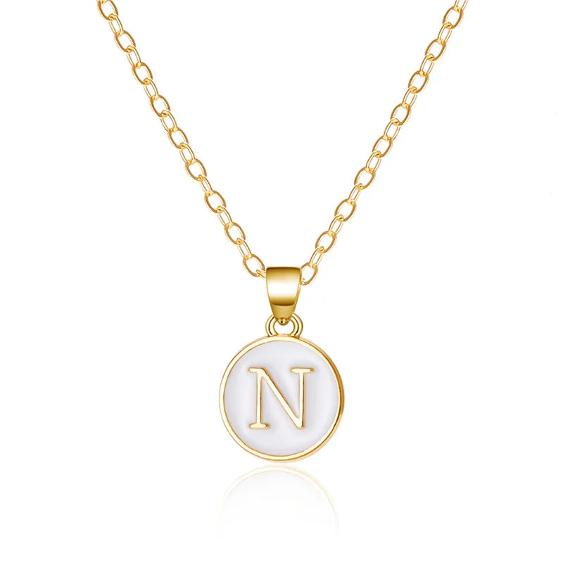Collier avec pendentif blanc initiale n
