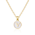 Collier avec pendentif blanc initiale v