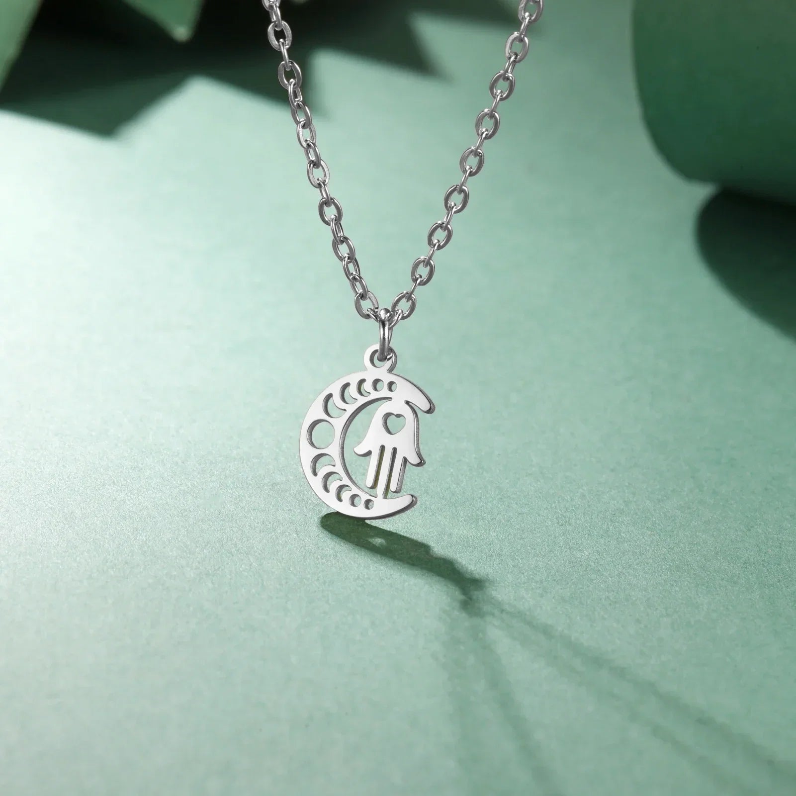 Collier avec pendentif islamique croissant de lune et main de Fatma arabe argent