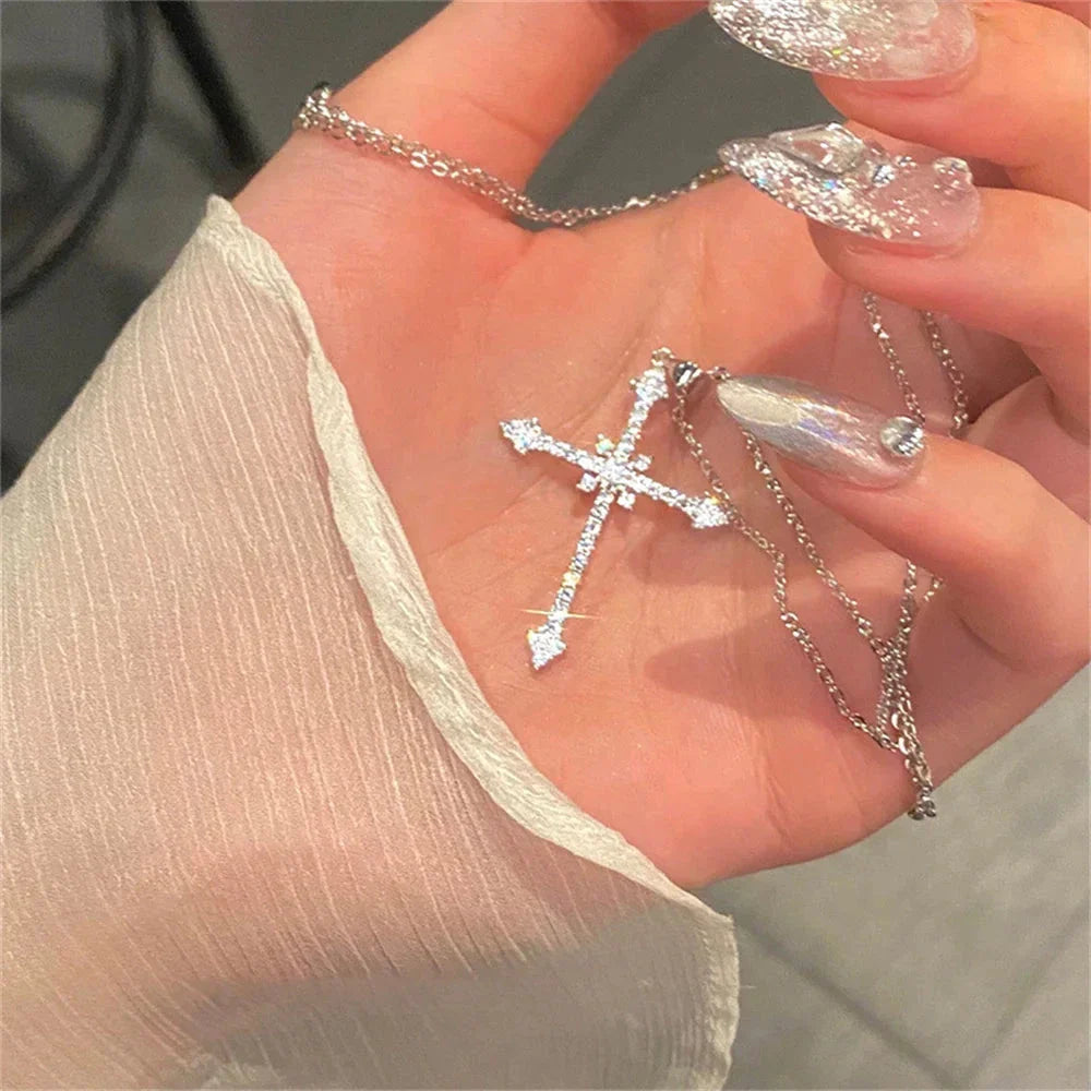 Collier avec Pendentif Croix en Zircon