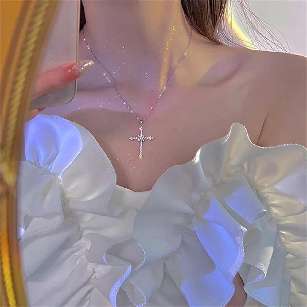Collier avec Pendentif Croix en Zircon