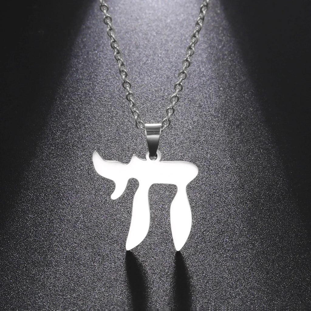 Collier avec pendentif de la lettre hébraïque Chai symbole de vie juive argent