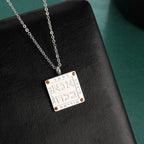 Collier avec pendentif de prières juives en lettres hébraïques Ana b'Koach argent