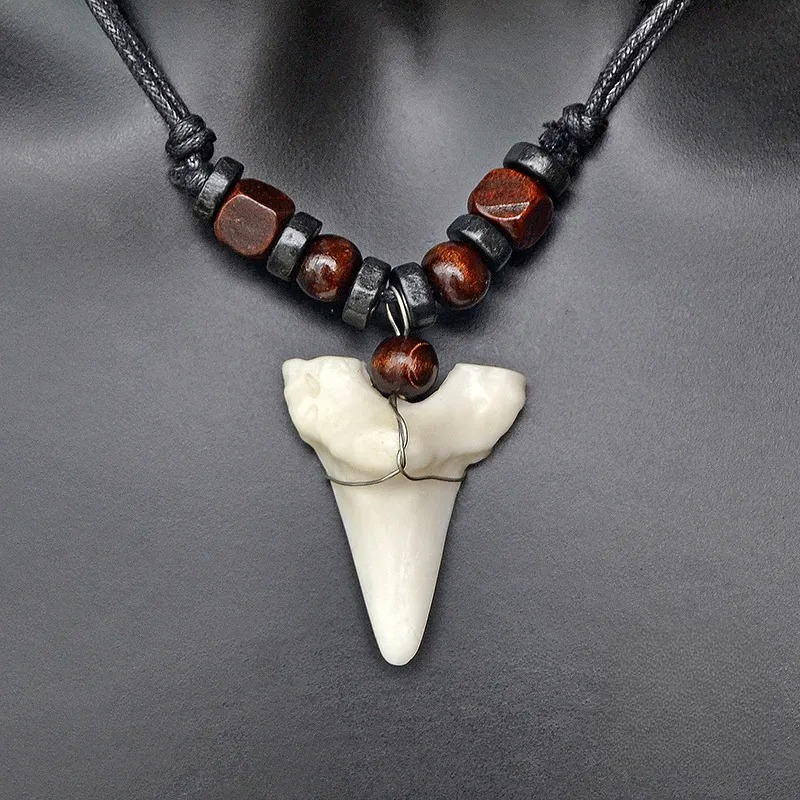 Collier avec Pendentif Dent de Requin