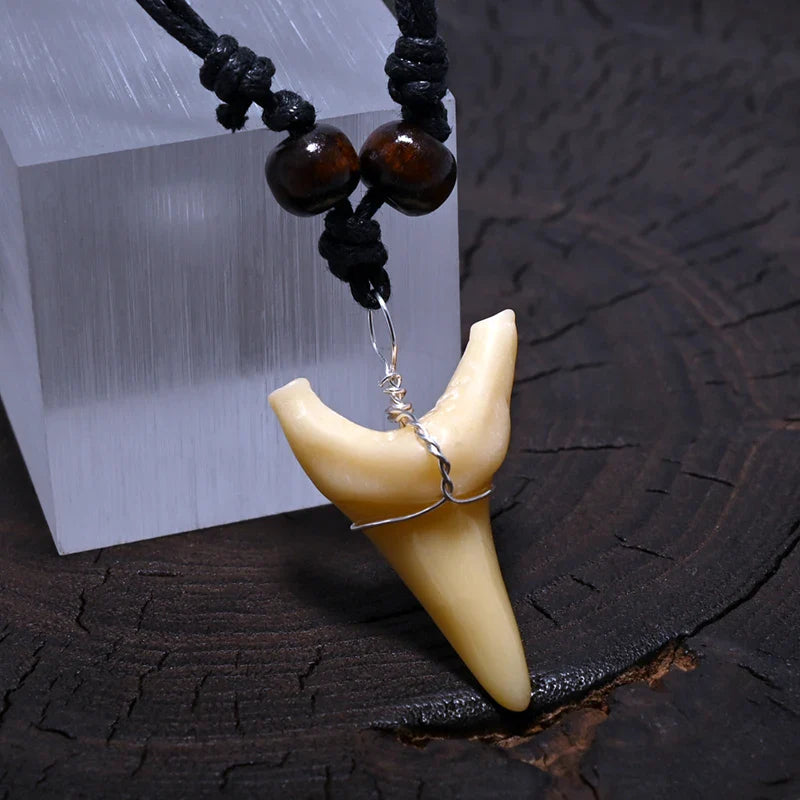 Collier avec Pendentif Dent de Requin Style Tribal