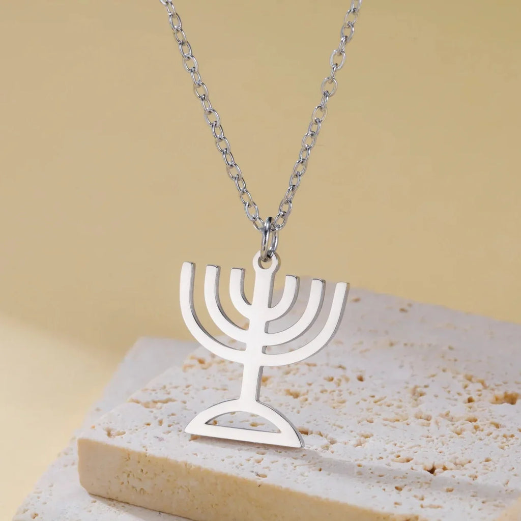 Collier avec pendentif du symbole de l'identité juive Menorah argent