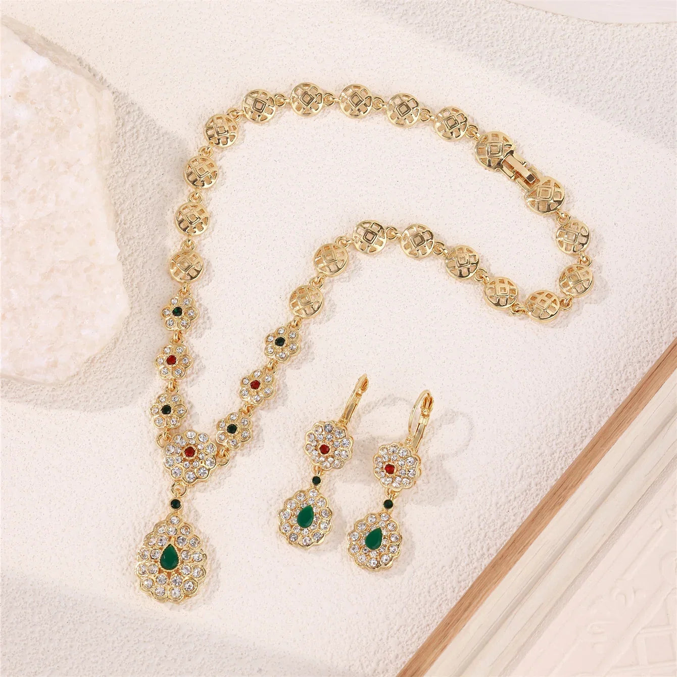 Collier avec pendentif et boucles d'oreilles pendantes traditionnels mariage arabe vert