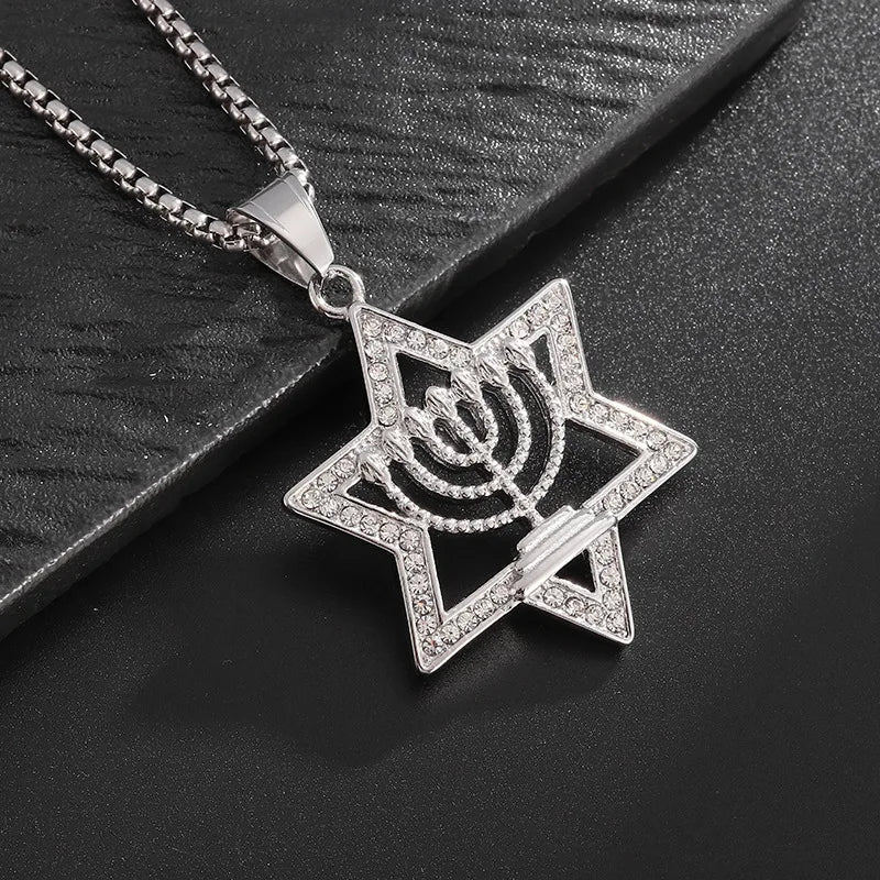 Collier avec pendentif étoile de David et symbole de l'identité juive Menorah