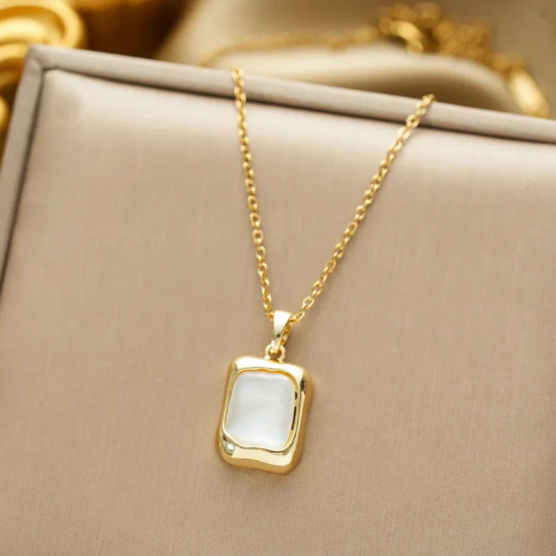 Collier avec Pendentif Géométrique avec Zircon Pierre de Lune or