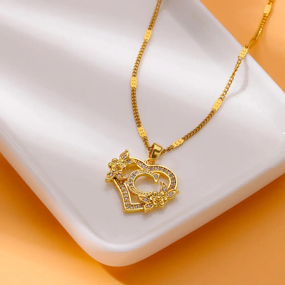 Collier avec pendentif initiale et coeur c