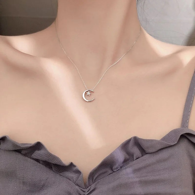 Collier avec Pendentif Lune et Etoile en Crystal