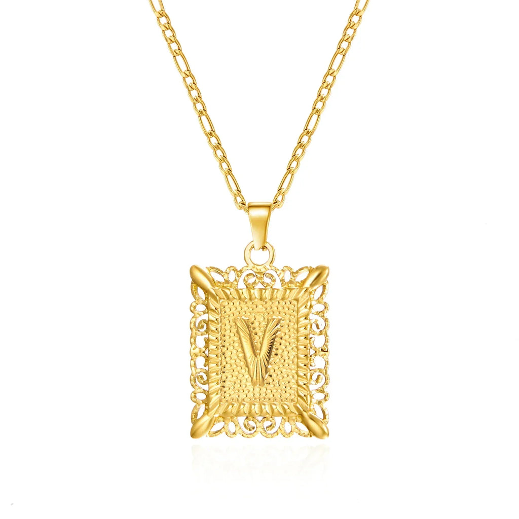 Collier avec pendentif rectangulaire initiale v