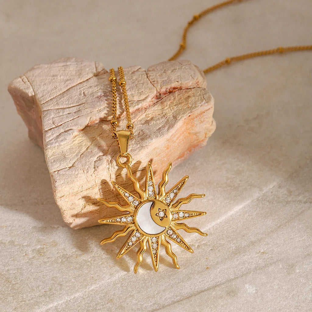 Collier avec Charmant Pendentif Soleil et Lune