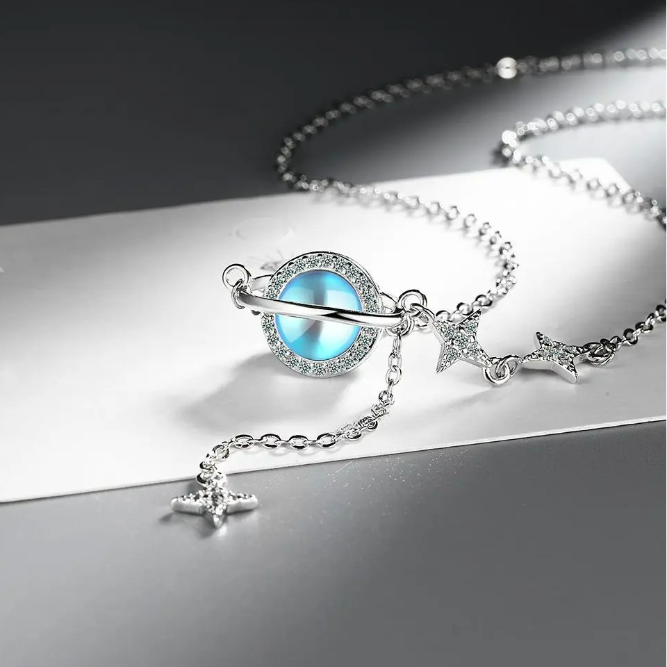Collier avec Pendentif Pierre de Lune et Etoiles en Zircon