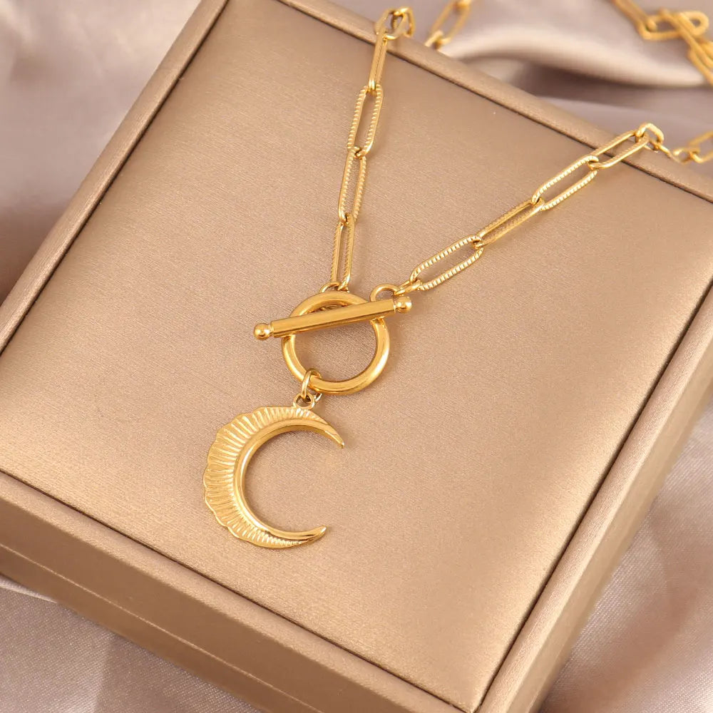 Collier Elégant avec Pendentif Lune