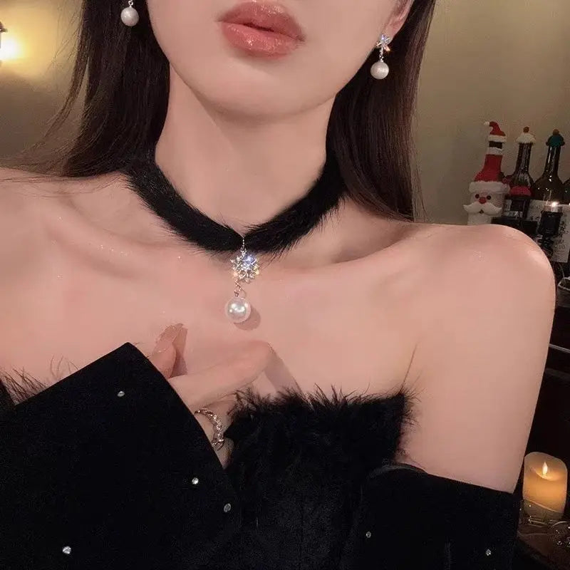 Collier Ras de Cou Elégant en Plumes avec Pendentif Perle