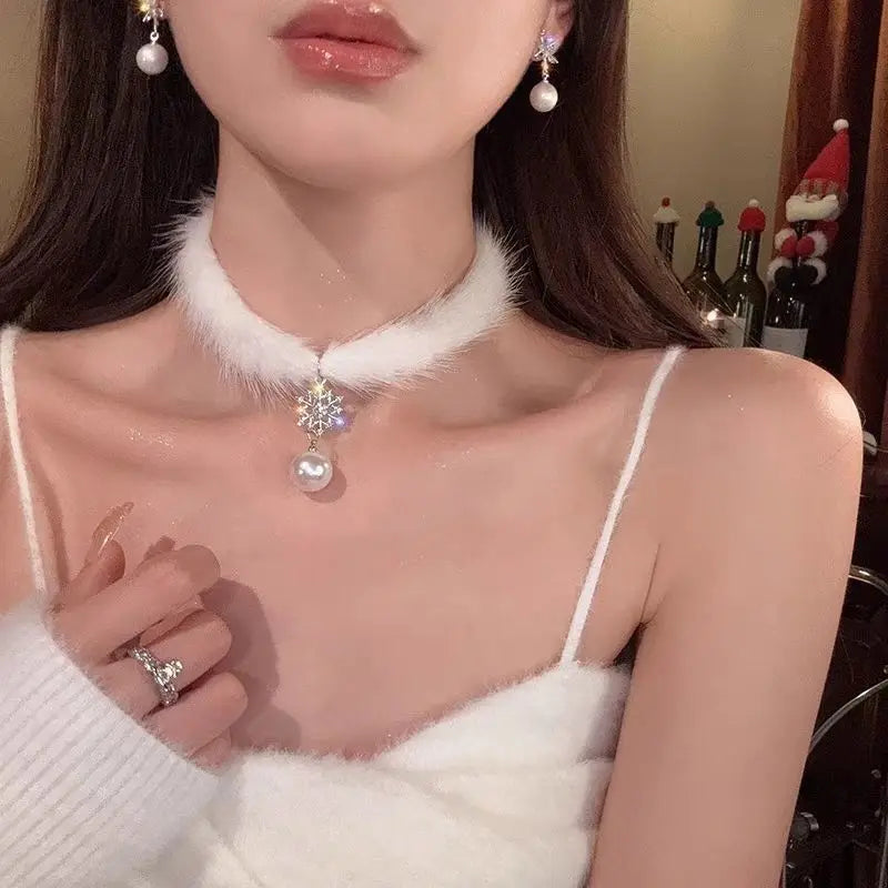 Collier Ras de Cou Elégant en Plumes avec Pendentif Perle