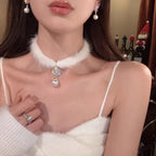 Collier Ras de Cou Elégant en Plumes avec Pendentif Perle