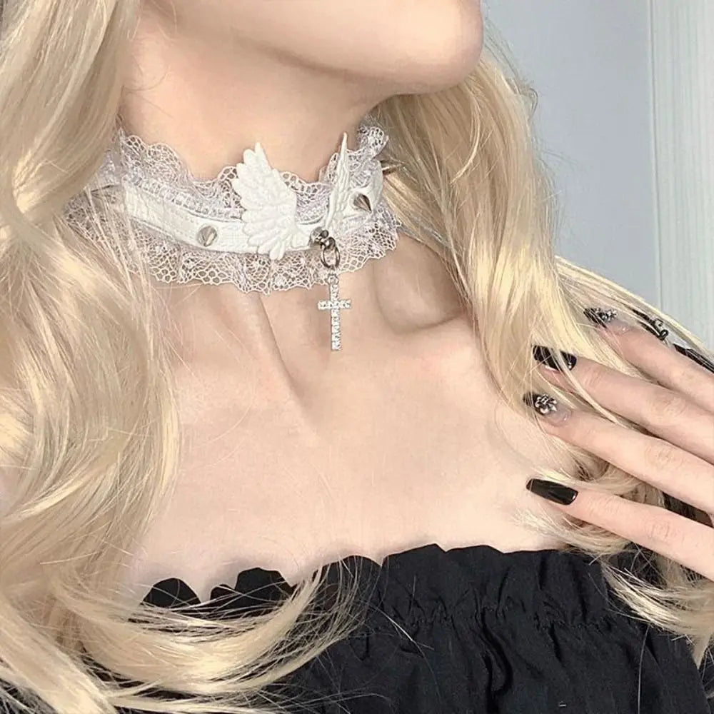 Collier en dentelle avec pendentif ailes d'ange blanc