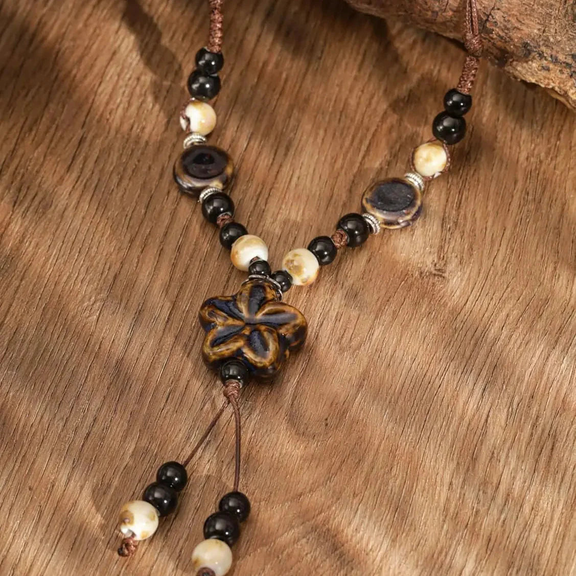 Collier en Perles avec Pendentif Fleur marron