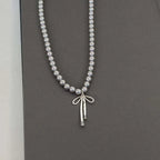 Collier Pendentif avec Perles Grises et Noeud de Papillon 