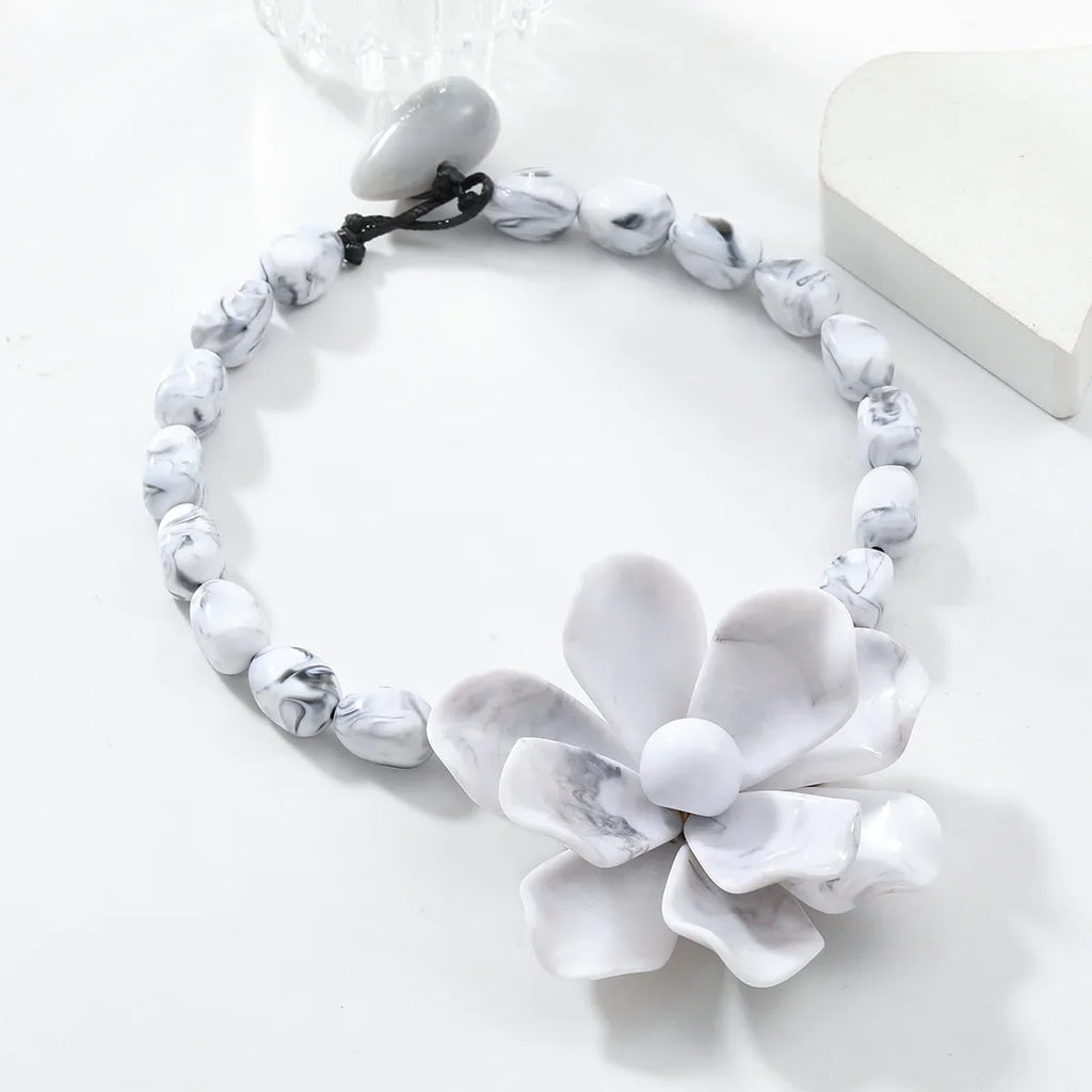 Collier Ras de Cou avec Grand Pendentif Fleur blanc