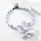 Collier Ras de Cou avec Grand Pendentif Fleur blanc