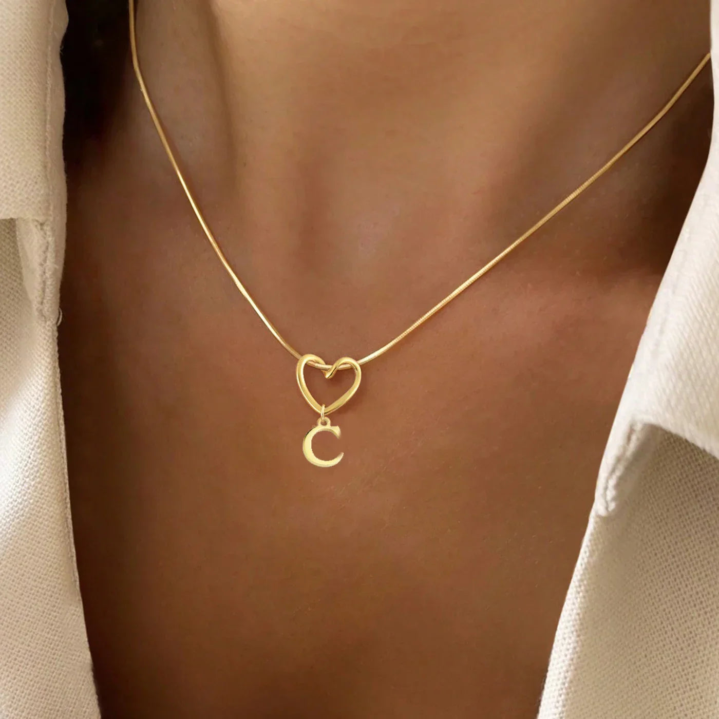 Collier ras de cou avec pendentif initiale et coeur c