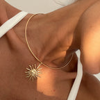 Collier Ras de Cou avec Pendentif Soleil or