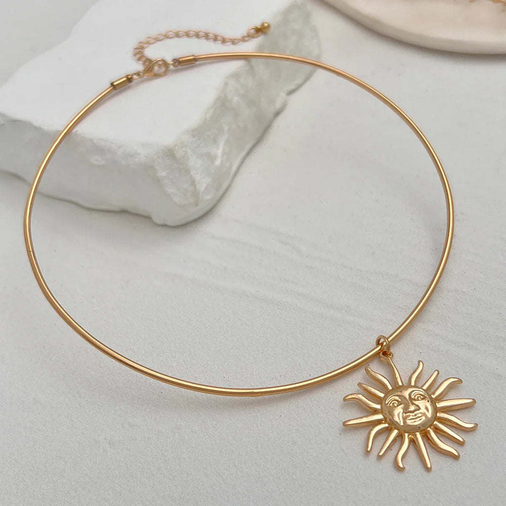 Collier Ras de Cou avec Pendentif Soleil or