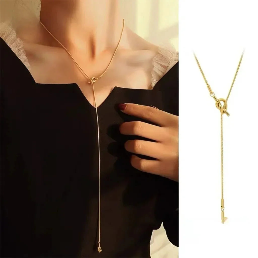 Collier de décolleté avec pendentif noeud  or