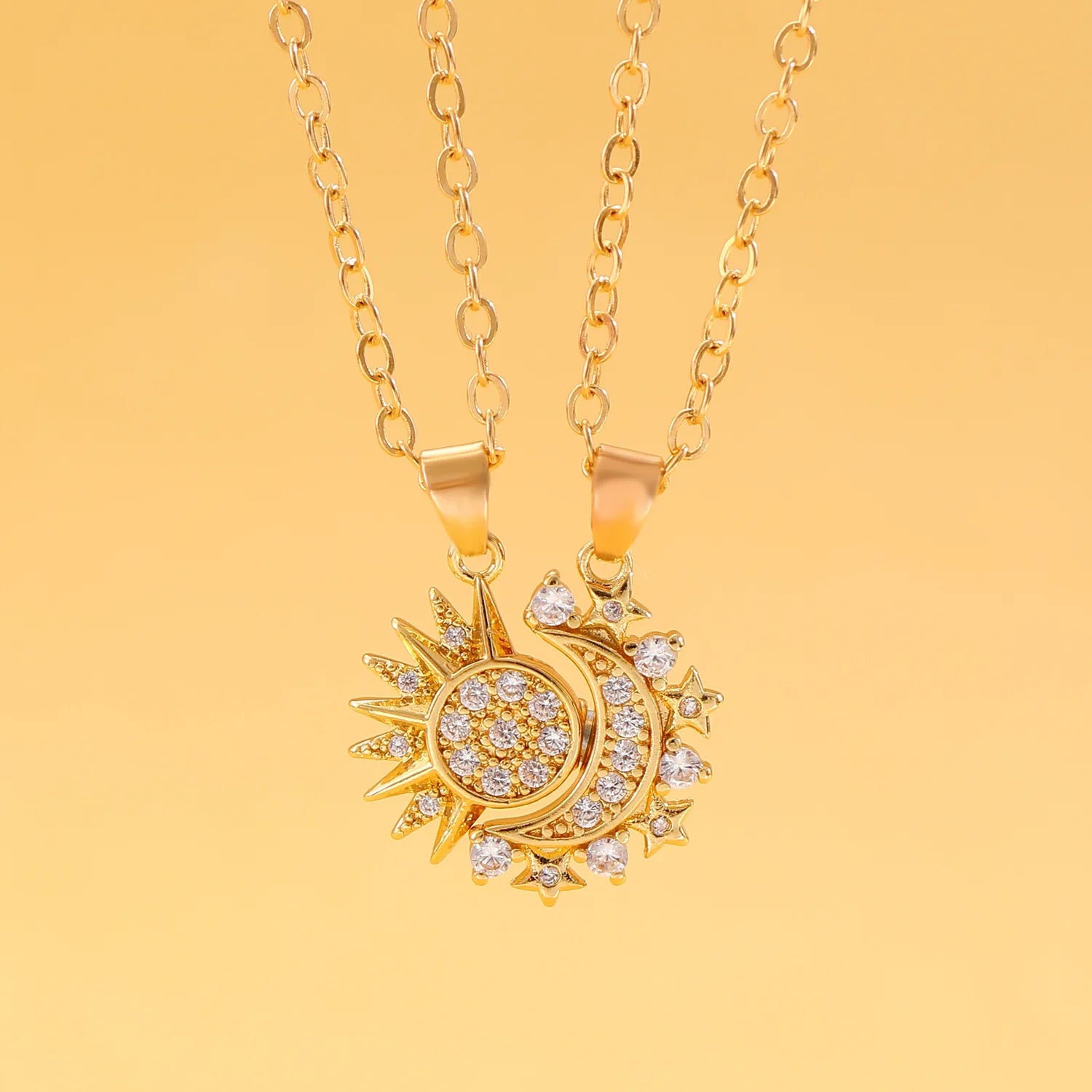 Lot de 2 Colliers avec Pendentif Lune ou Soleil en Zircon pour Couple or