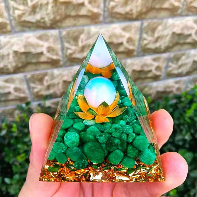 Pyramide Orgonite Protection & Méditation fleur de lotus
